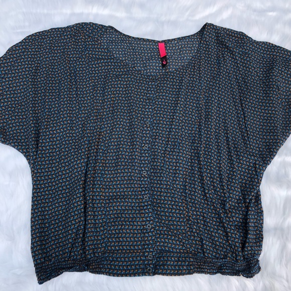 Pure Energy Tops - Pure energy geometric short sleeve blouse